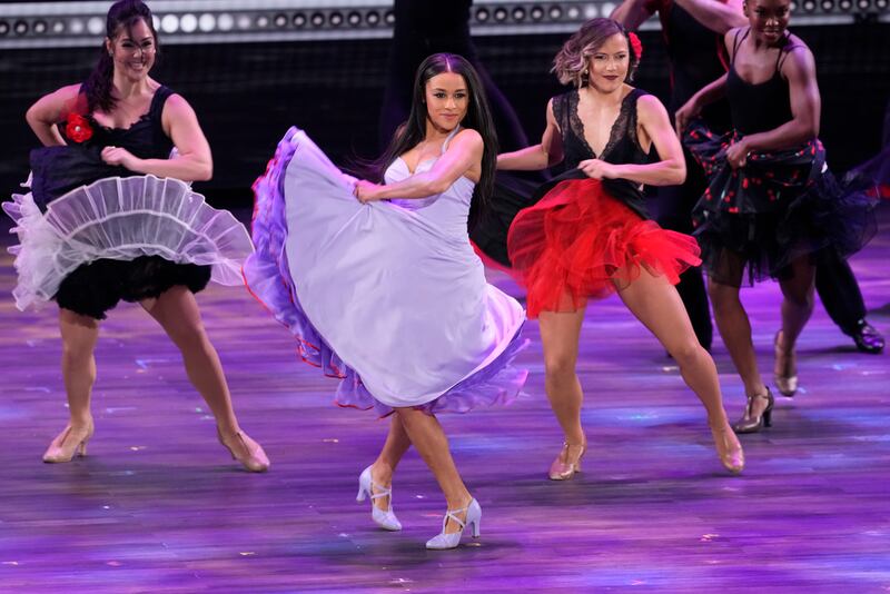 Ariana DeBose, centro, actúa en un homenaje a Chita Rivera en la 77a entrega de los Premios Tony.