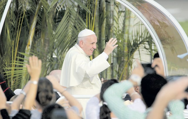 El Papa llegó a Colombia; en el avión pidió por Venezuela