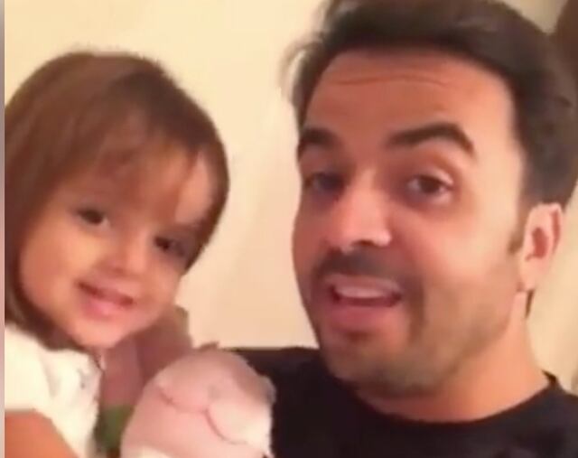 Hija de Luis Fonsi sorprende con su canto