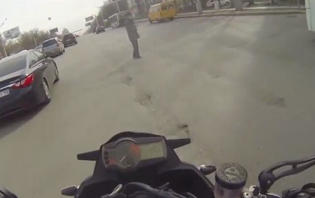 Motociclista salva la vida a un invidente