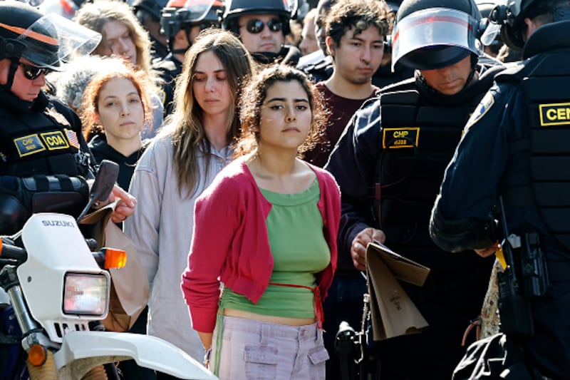 Oficiales de la Patrulla de Carreteras de California (CHP) detienen a manifestantes cerca de la autopista 101 el 10 de junio de 2025 en Los Ángeles, California.