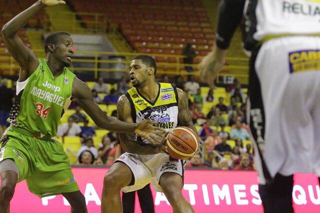 Chane Behanan sale de Arecibo y firma en Guayama