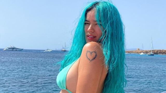 Karol G le dice “adiós” al color azul de su pelo y de “todo lo pasado”
