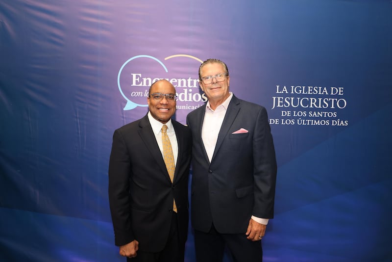 El élder Ahmad S. Corbitt junto a Eduardo Cancela, vicepresidente de TeleOnce, durante el Primer Encuentro con los Medios de Comunicación en Puerto Rico de La Iglesia de Jesucristo de los Santos de los Últimos Días. (Suministrada).