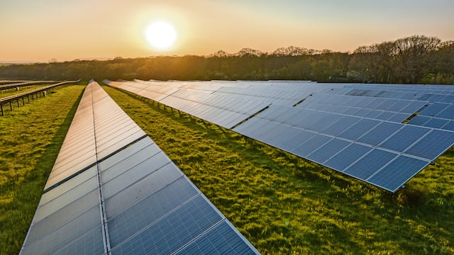 Negociado de Energía aprueba contratos para nuevos proyectos de energía solar y almacenamiento