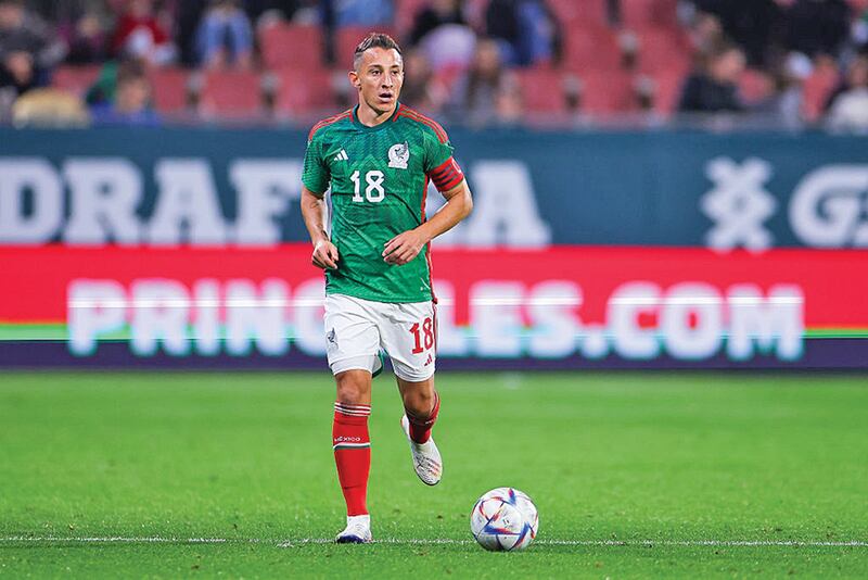 GIRONA, ESPAÑA - 16 DE NOVIEMBRE: El mexicano Andrés Guardado corre con el balón en un amistoso entre México y Suecia precio a la Copa Mundial Qatar 2022.
