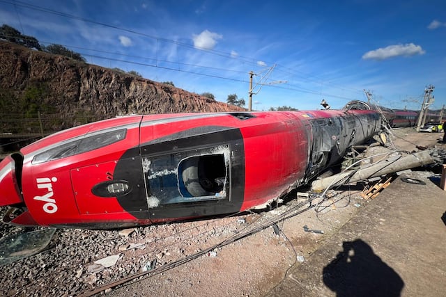 Número de fallecidos en el accidente ferroviario de España asciende a 45 y la investigación se centra en la vía