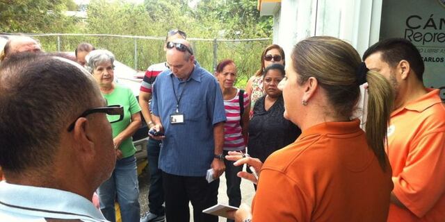 Protestan contra el IVA en oficina de distrito de representante del PPD