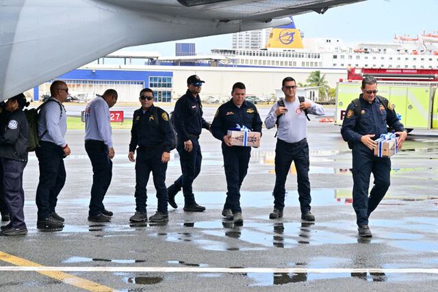 Regresan a la isla los bomberos que colaboraron en rescate en Santo Domingo