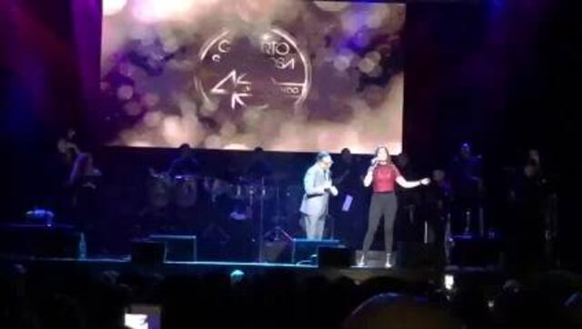 Daniela Droz canta junto a Gilberto Santa Rosa