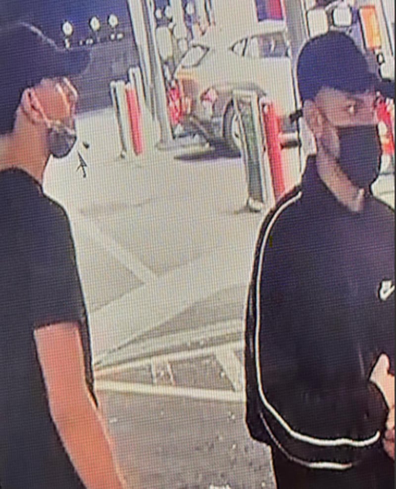Policía busca identificar a sospechosos de cometer varios robos en gasolineras de Carolina.