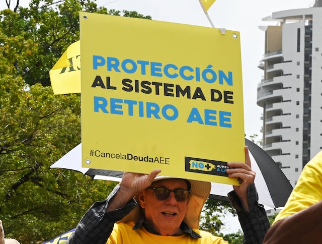 Jubilados de la AEE reclaman no han recibido su pago de julio