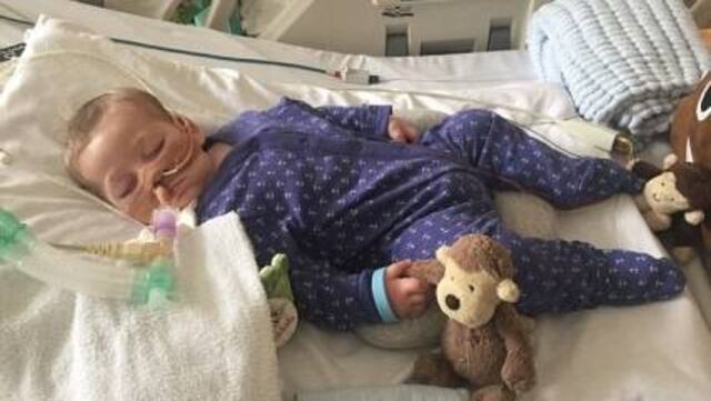 Padres del bebé Charlie Gard anuncian el fin de su batalla legal
