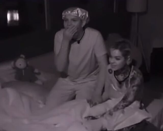 Vídeo: Emiro y Melissa Gate espían a dos habitantes de “LCDLF Colombia 2″ teniendo intimidad