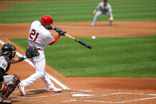 Yadier Molina, con el 21 de Clemente, dispara bambinazo en triunfo de Cardenales