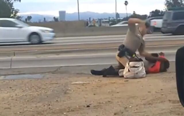 Policía golpea brutalmente a mujer por caminar en la carretera