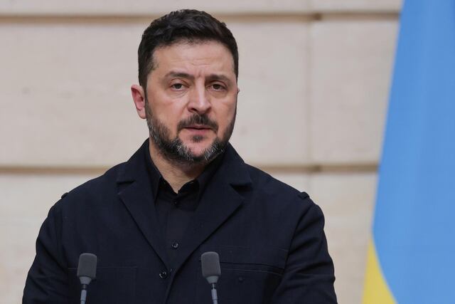 Presidente de Ucrania acusa a Rusia de intensificar ataques