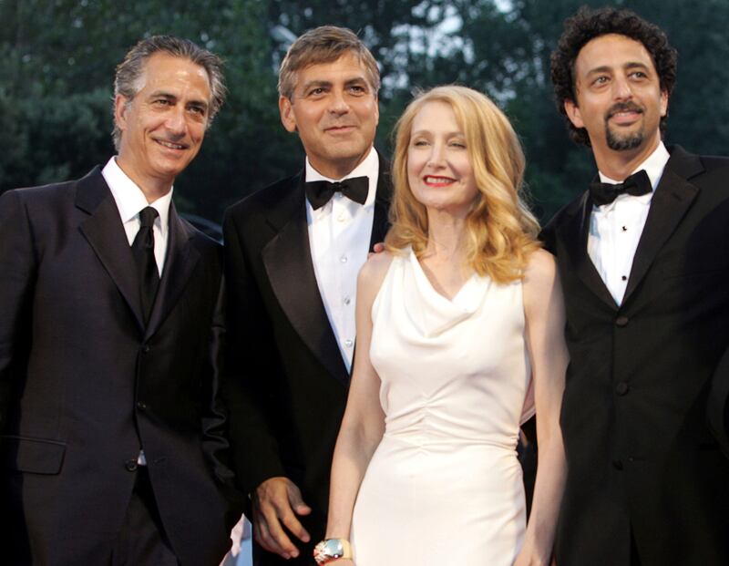 ARCHIVO - El actor David Strathairn, de izquierda a derecha, el actor y director George Clooney, la actriz Patricia Clarkson y el productor Grant Heslov en la función de su película 