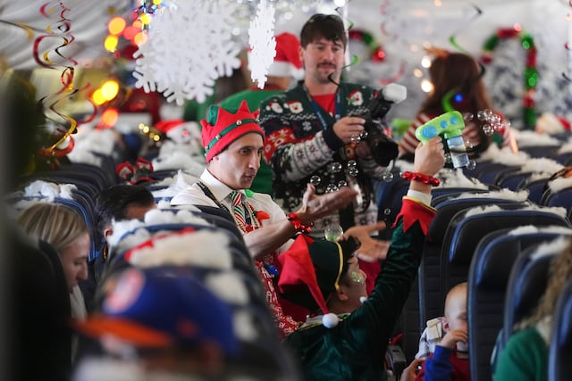 Un vuelo lleva a niños a visitar a Santa en una recreación del Polo Norte