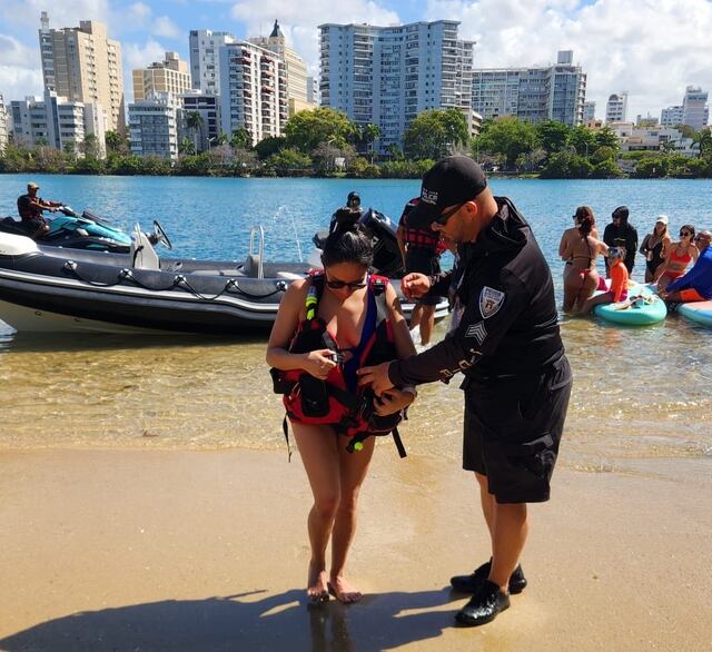 Rescatan a turista arrastrada por corrientes en playa del Condado