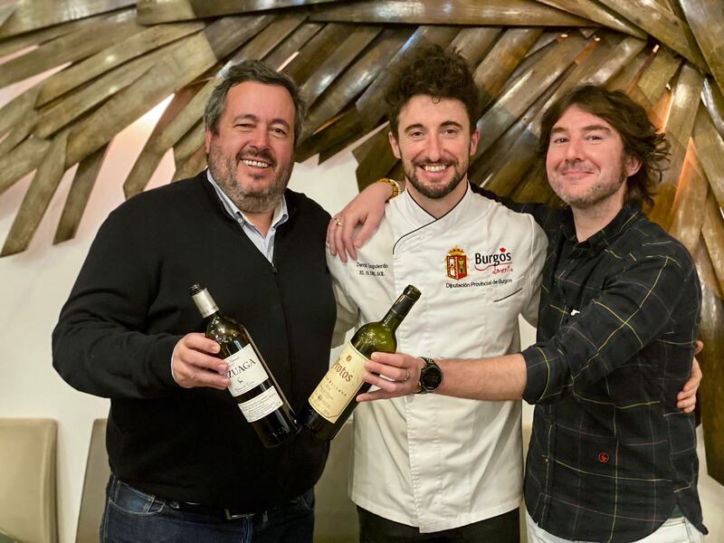 Los bodegueros Ignacio Arzuaga y Fernando Villalba junto con el chef del restaurante El 51 del Sol, David Izquierdo.