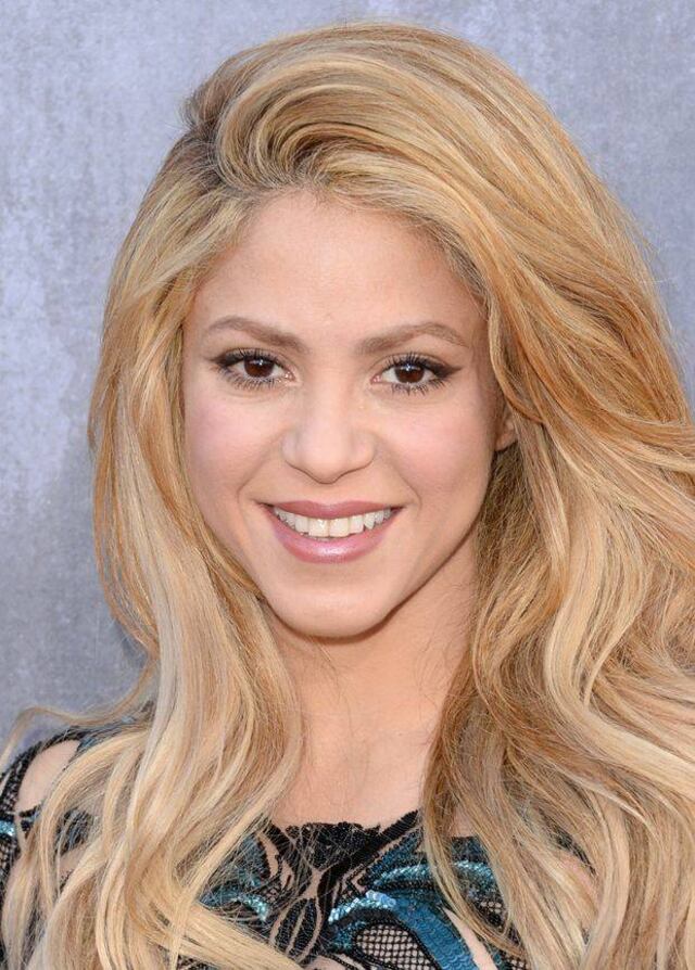 Shakira luce cómoda en pijamas trabajando desde su sala