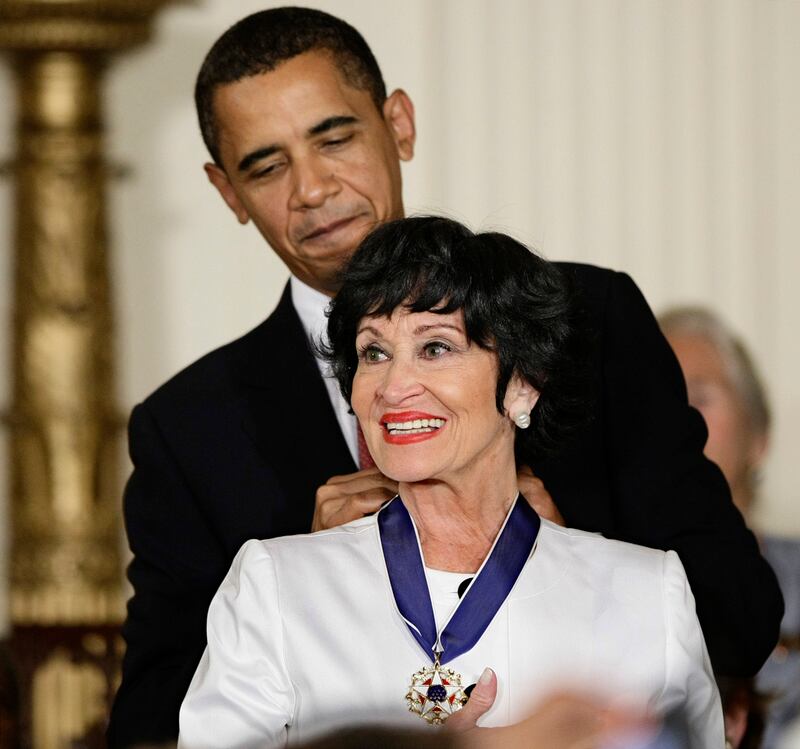 ARCHIVO - El presidente Barack Obama entrega la Medalla Presidencial de la Libertad 2009 a Chita Rivera en la Casa Blanca en Washington el 12 de agosto de 2009.