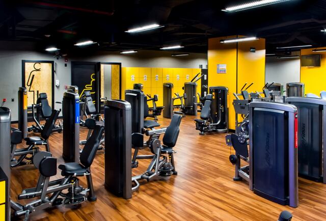 Expulsan a mujer de gimnasio por entrenar con “ropa inadecuada”