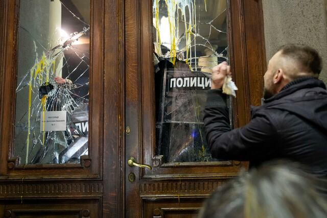 Protestan en Serbia por supuestas irregularidades en las elecciones