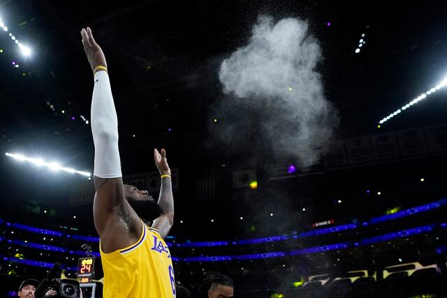 LeBron James desafía el paso del tiempo con una excelsa 20ma temporada en la NBA
