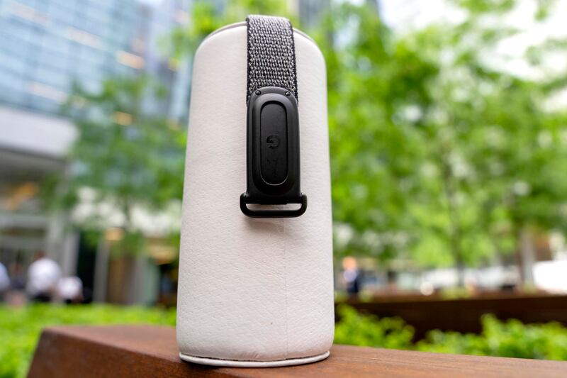 Fitbit Air de Google, un monitor de actividad física que destaca por prescindir de una pantalla y se gestiona exclusivamente a través de una aplicación en el teléfono. EFE/ Angel Colmenares