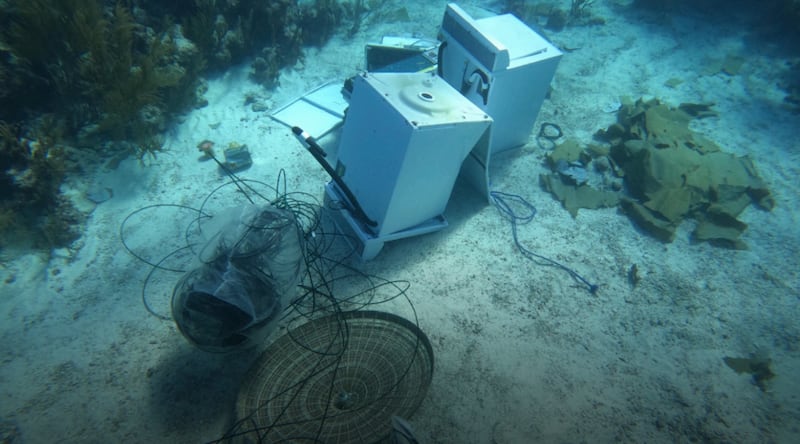 Imagen captada por el equipo de limpieza de Trailer Bridge de objetos arrojados desde la barcaza por saqueadores en las Bahamas.