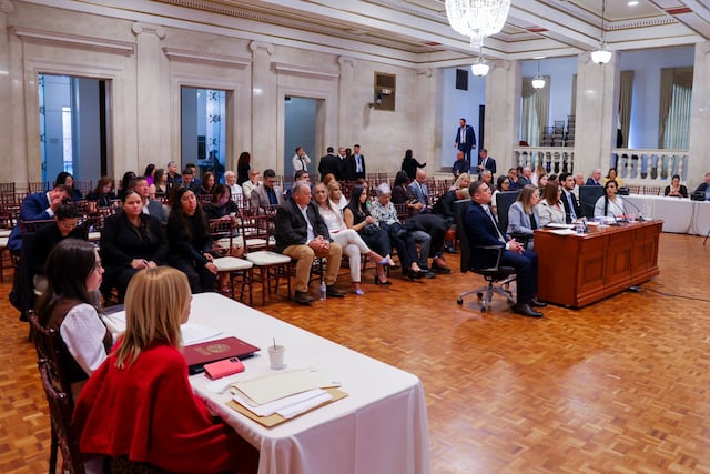 Empleados federales piden garantías económicas durante cierre de gobierno