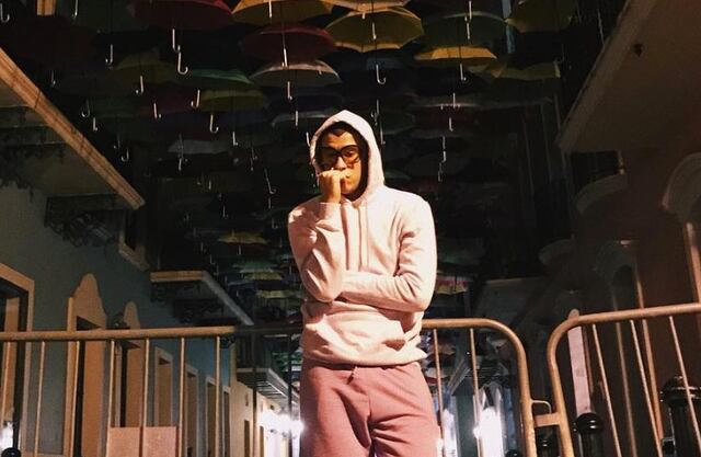 Bad Bunny se retrata en el Paseo de Las Sombrillas