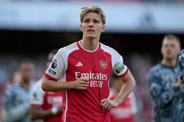 Arsenal sufre expulsión y pierde ante West Ham en lucha por título de Liga Premier