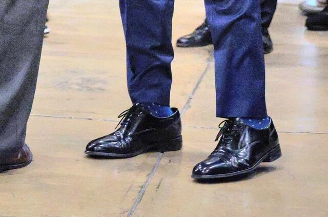 Empleados de la Casa Blanca usan los mismos zapatos de Donald Trump aunque les queden grandes