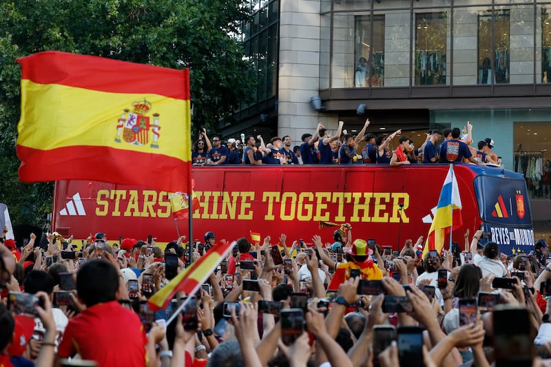 Los jugadores de la selección española a su paso por la calle Princesa de Madrid durante la celebración tras proclamarse ayer campeones del mundo al derrotar en la final a Argentina. EFE/ Ballesteros