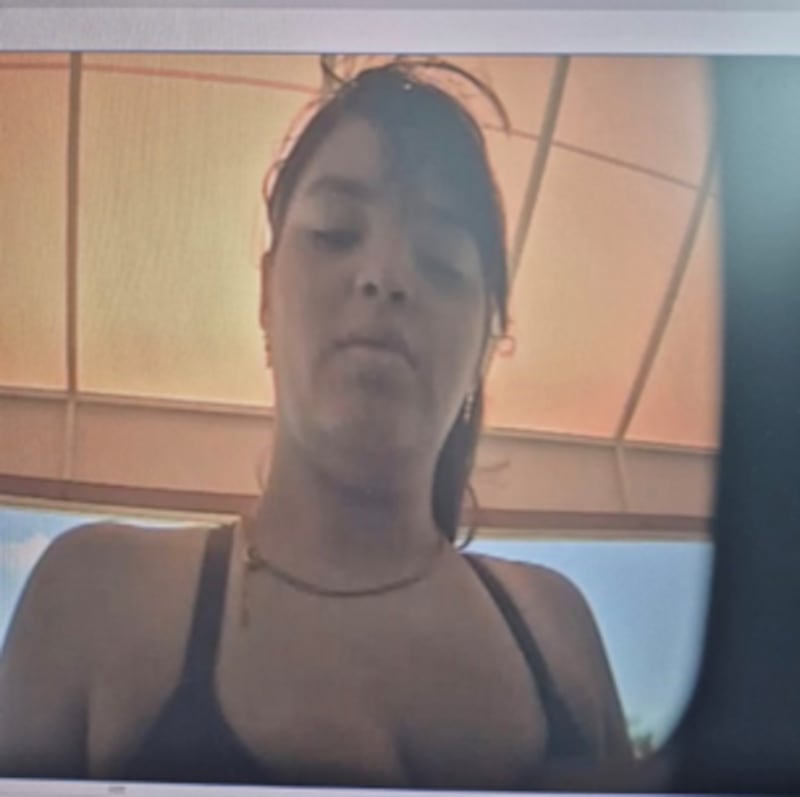 Buscan identificar a esta mujer vinculada a fraude bancario en Ponce.