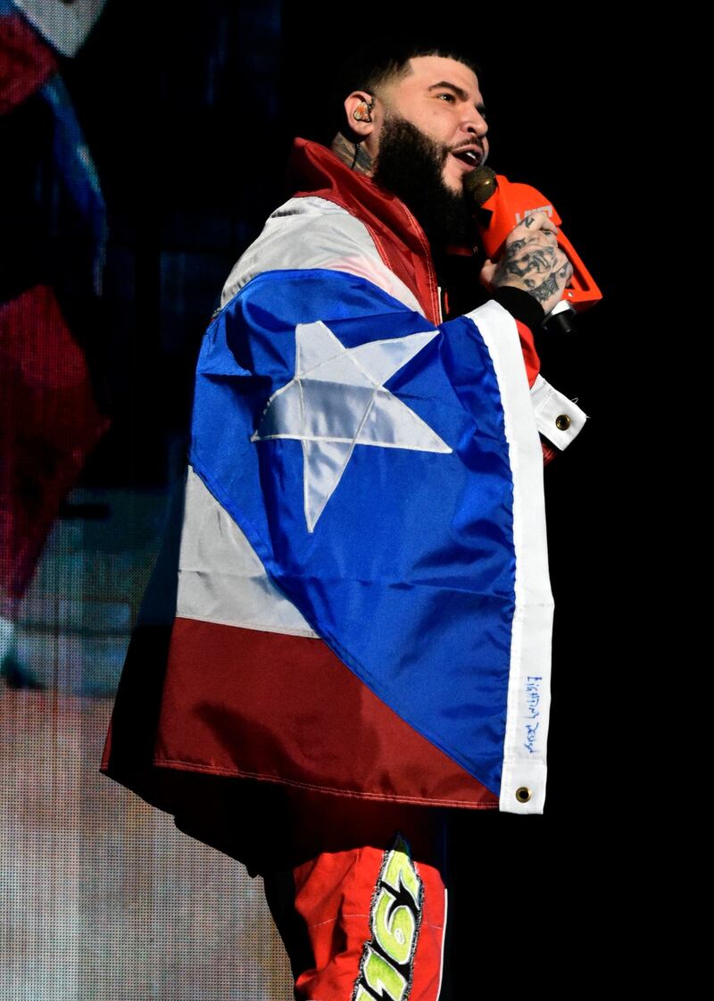 Farruko con la bandera de Puerto Rico en el Choliseo