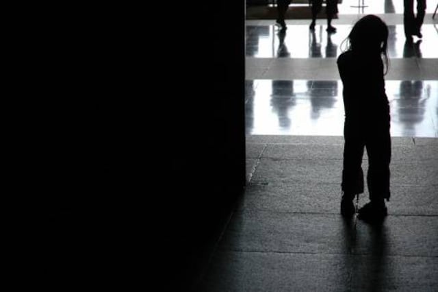 (VIDEO) El relato de una niña que fue quemada y vendida por su padre
