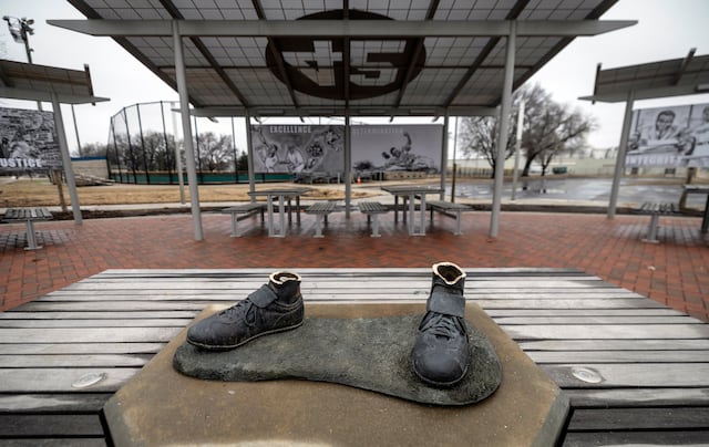 Hallan quemada estatua de Jackie Robinson, primer afroamericano que jugó en Grandes Ligas
