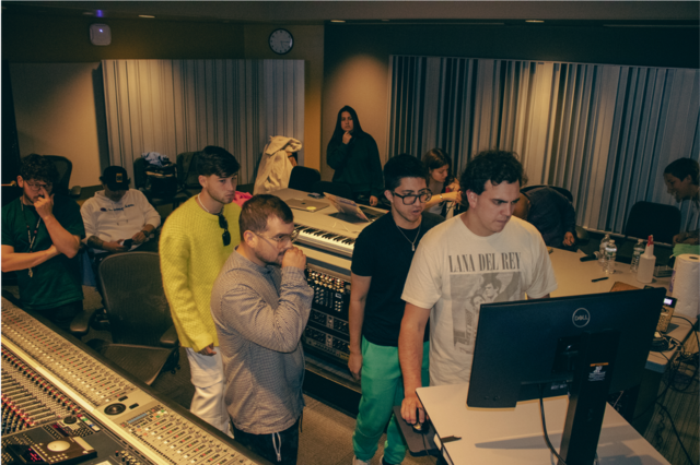 Cantante puertorriqueño visita por primera vez Berklee College of Music y motiva a estudiantes