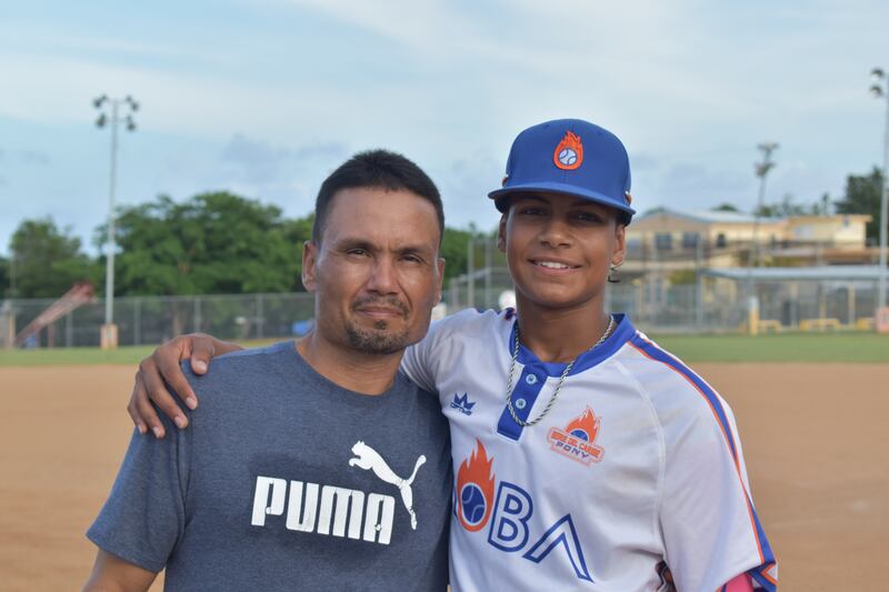 Mientras muchos llegan a Vieques para disfrutar de sus playas paradisíacas, Eddie Martínez Medina, de 15 años, está con su padre, Eddie Martínez Ponce, en una práctica de béisbol en el barrio Esperanza.