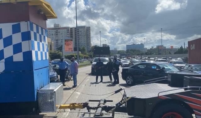 Policía remueve grúa que bloqueaba tránsito en el expreso Las Américas