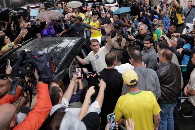 Flávio Bolsonaro vota y busca sacar a Lula del poder