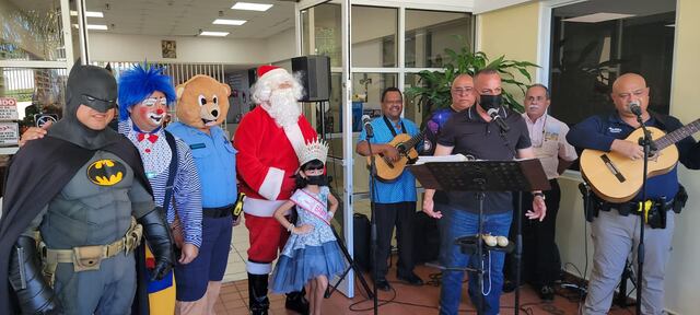 Policías entregan regalos en hogar infantil de Arecibo