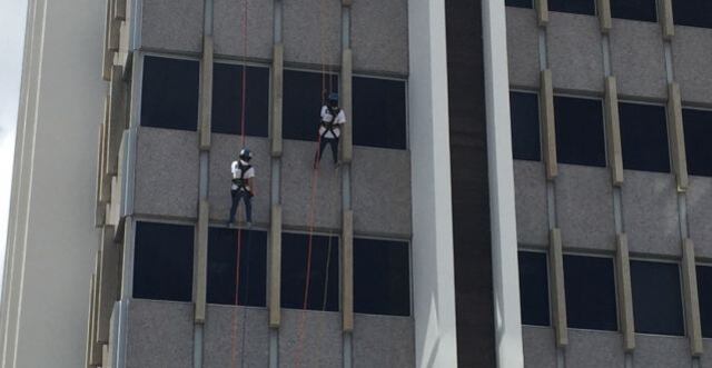 Valientes se lanzan desde torre del Banco Popular