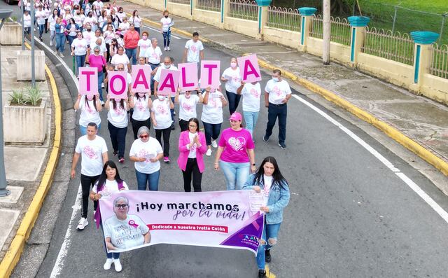 Marchan para crear conciencia sobre el cáncer de seno