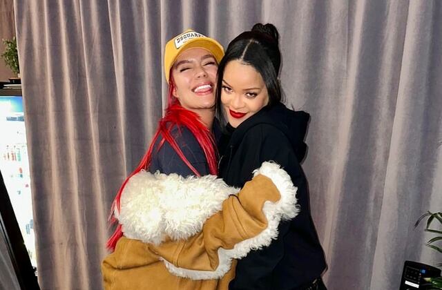 Karol G conoce a Rihanna en el Super Bowl