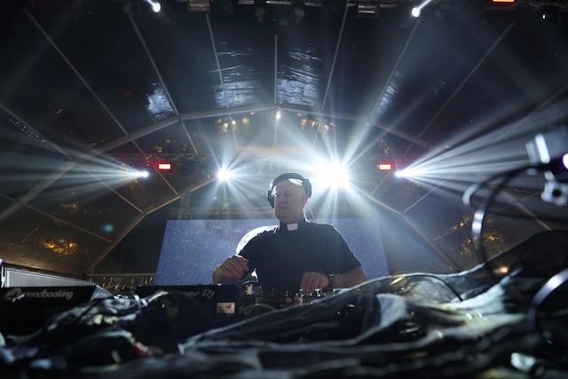 Padre católico DJ conecta con la juventud dentro y fuera de Portugal